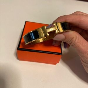 Black enamal hermes bracelet